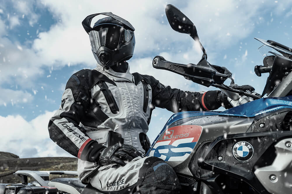 mejor equipamiento de motorista para combatir el frío y la lluvia