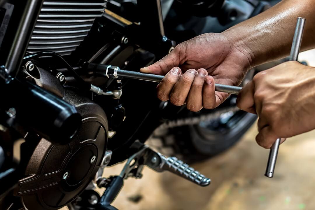 Cómo hacer el mantenimiento básico de tu moto o scooter